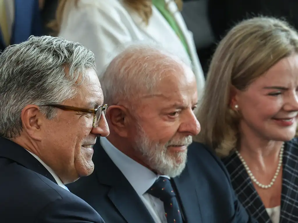 Gleisi Hoffmann cita isenção do IR como prioridade da agenda política