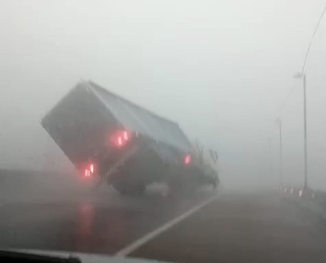 Caminhão tomba em rodovia durante temporal nesta segunda. Assista o vídeo