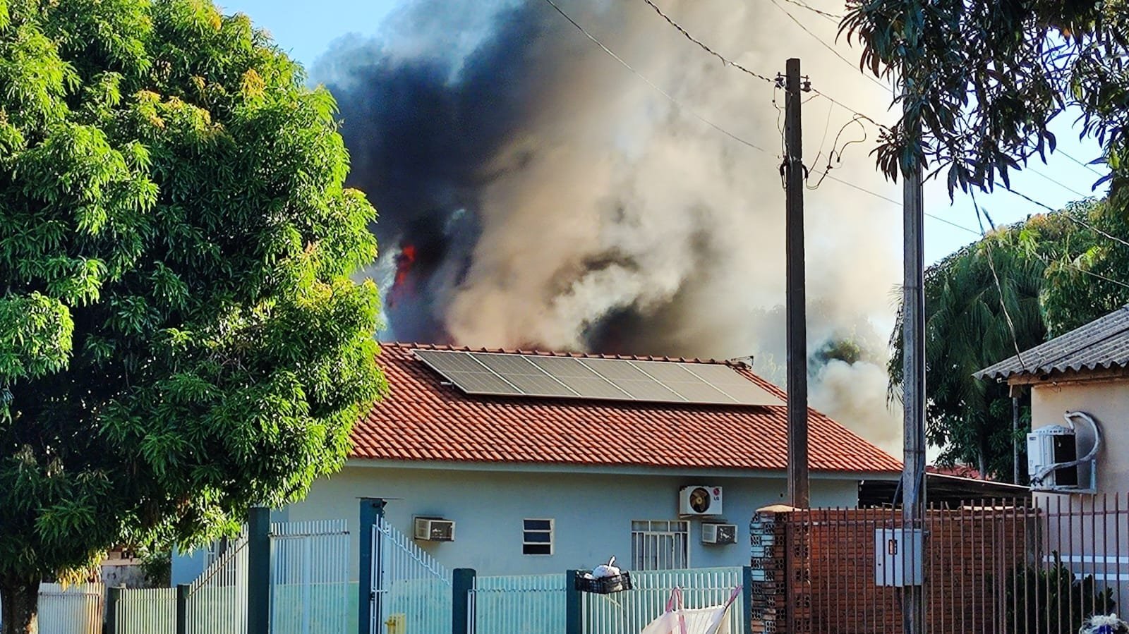 Incêndio destrói casa na tarde deste domingo em Santa Helena