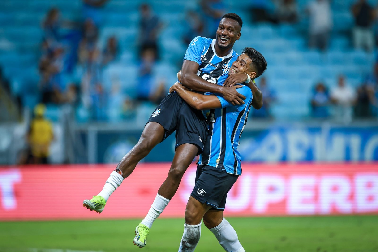 Grêmio em casa ganha do Galo e Inter empata com Fla no Rio. Veja outros resultados do início do Brasileirão