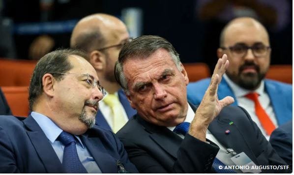 Bolsonaro foi assistir julgamento no STF em Brasília. Veja ao vivo