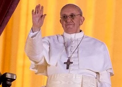 Há 12 anos o mundo era surpreendido com a eleição de um Papa argentino. Francisco celebra internado e estável