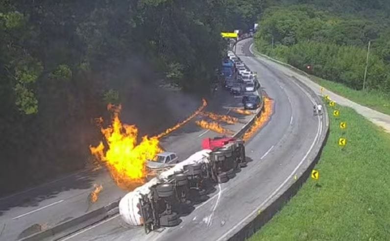 Dezenas de carros incendiados depois de carreta com combustível tombar na 101 na tarde deste domingo
