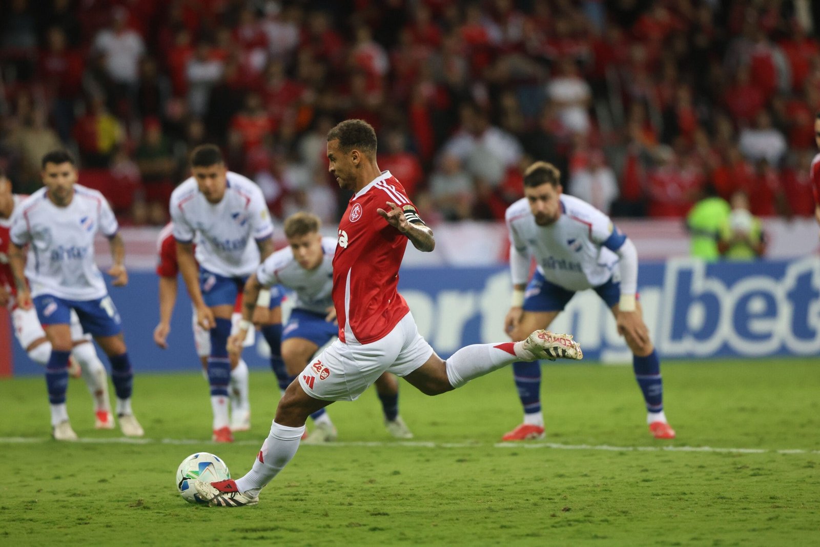 Colorado se salva de fiasco, reage depois de levar 3 e empata pela Libertadores