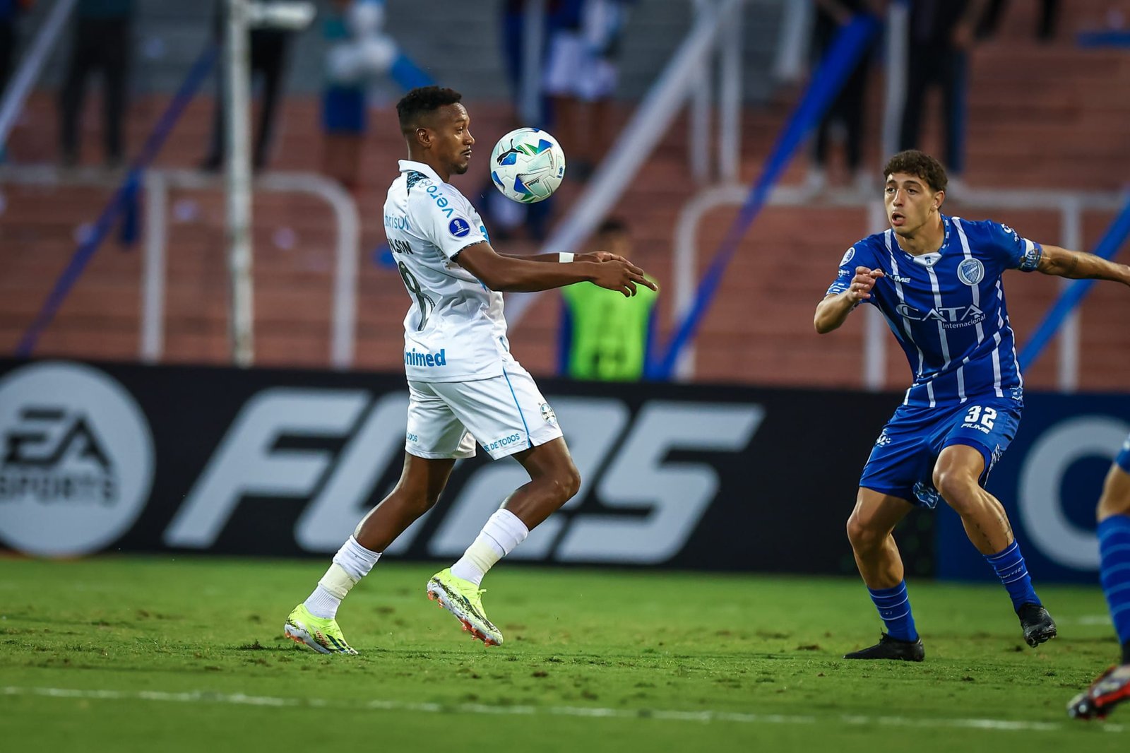 Avião do Grêmio dá meia-volta depois da estreia de Mano e perda da liderança nos critérios