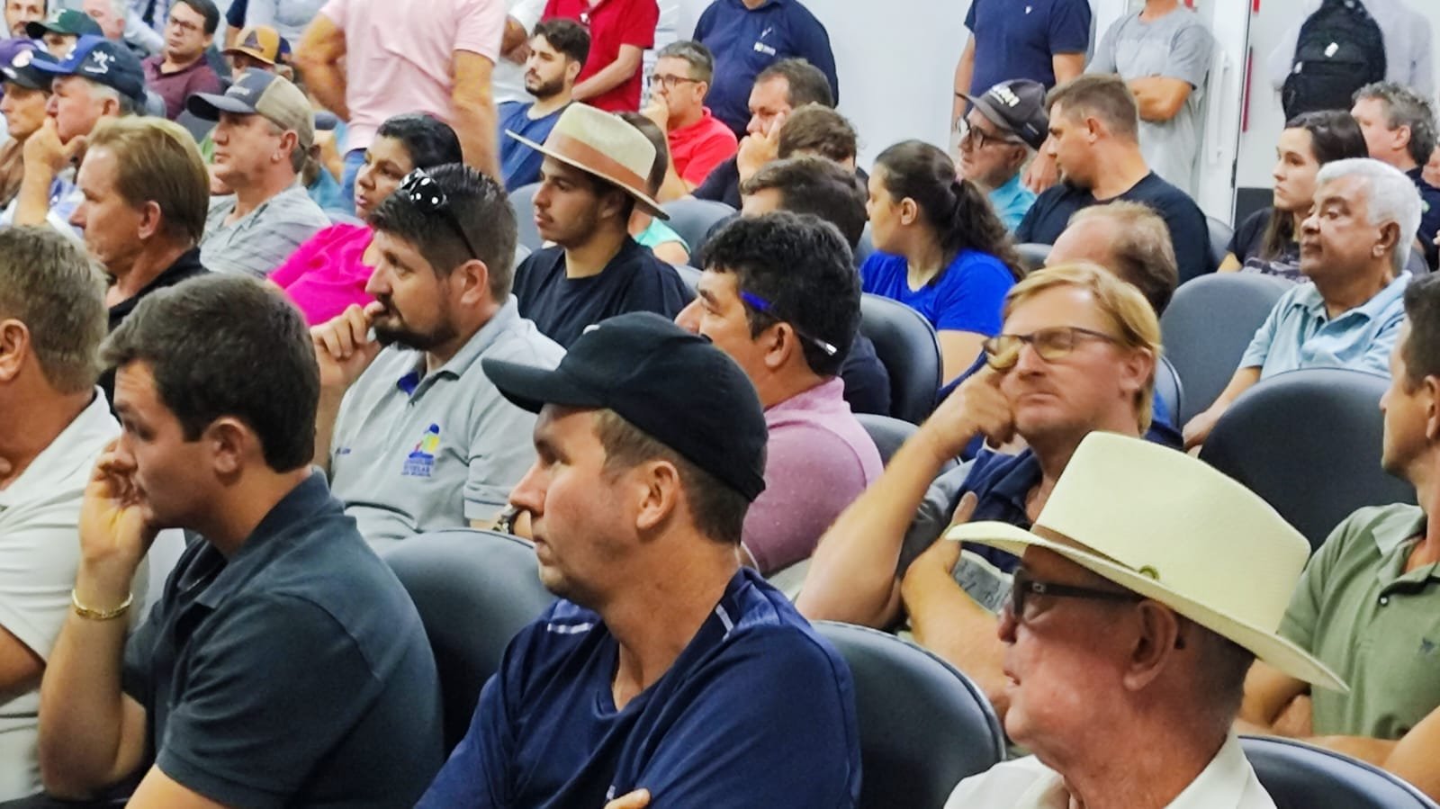 Suinocultura: A convite da prefeitura e Frigorífico Frivatti, produtores lotam a Câmara de SH