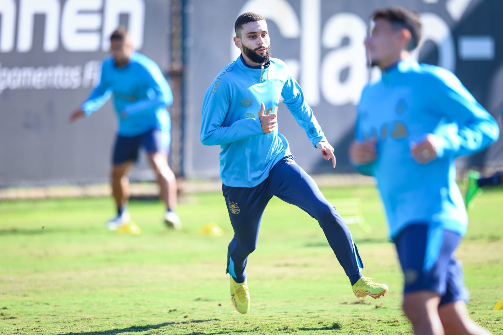 Grêmio joga às 11h da manhã e Inter às 4h da tarde neste domingo pelo Brasileirão. Saiba onde assistir todos os jogos da rodada!