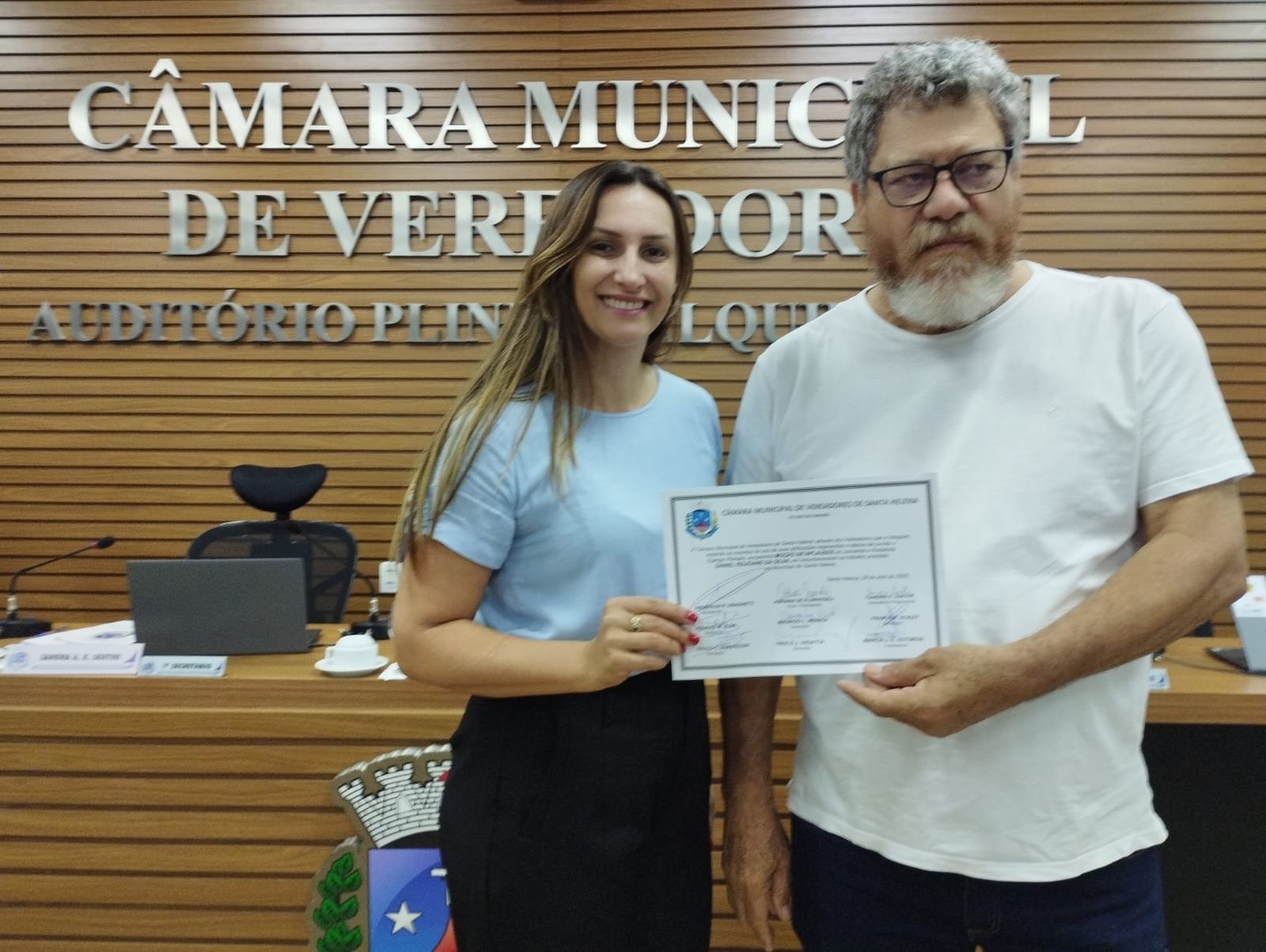 Longevo! Vereadores entregam oficialmente moção a radialista de Santa Helena
