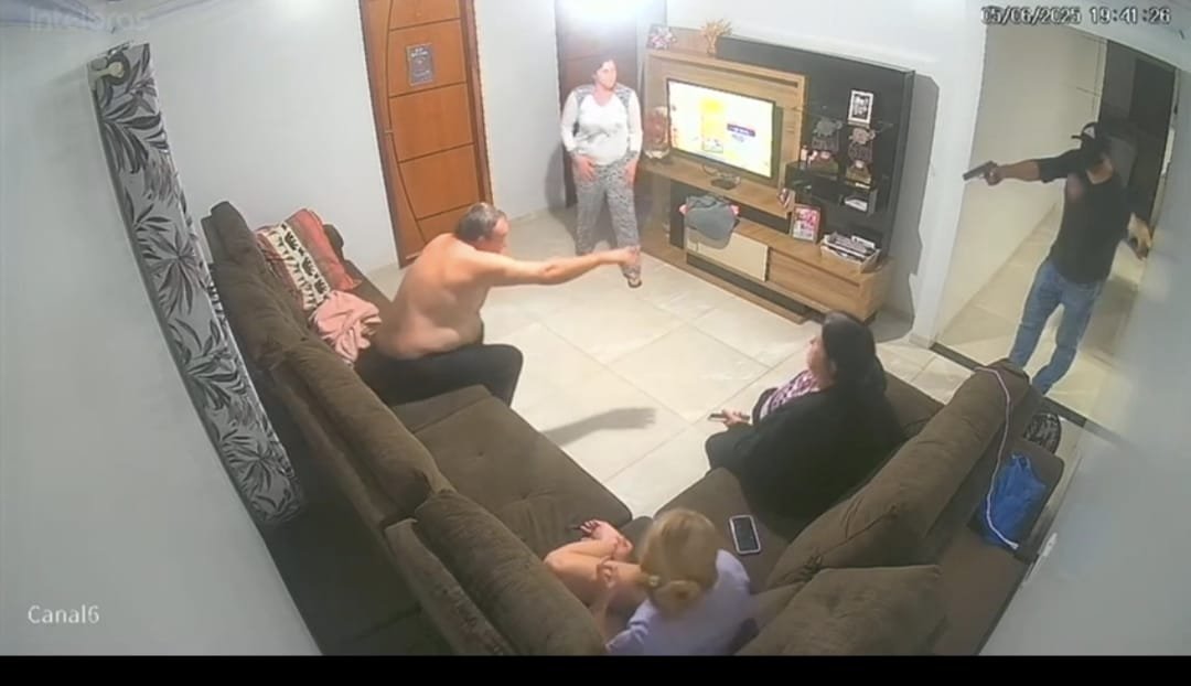 Bandido invade casa em Céu Azul e de arma em punho anuncia assalto para família inteira. Camionete foi levada (Imagens)