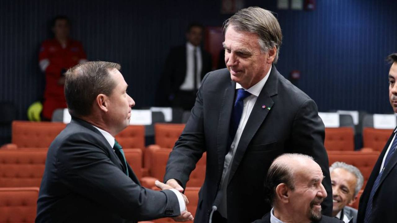 Bolsonaro quer anular delação de Cid após Veja publicar mentiras do ex-ajudante de ordens