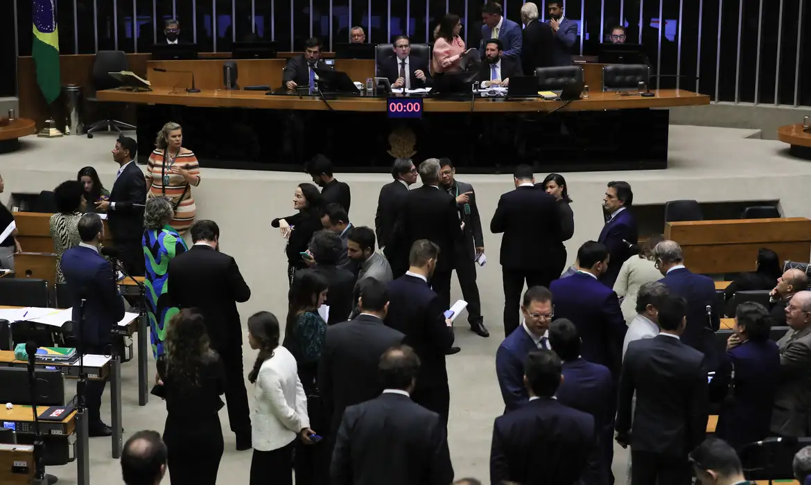 PT e PSOL querem manter decreto do IOF mas a maioria vence e matéria vai ao Senado