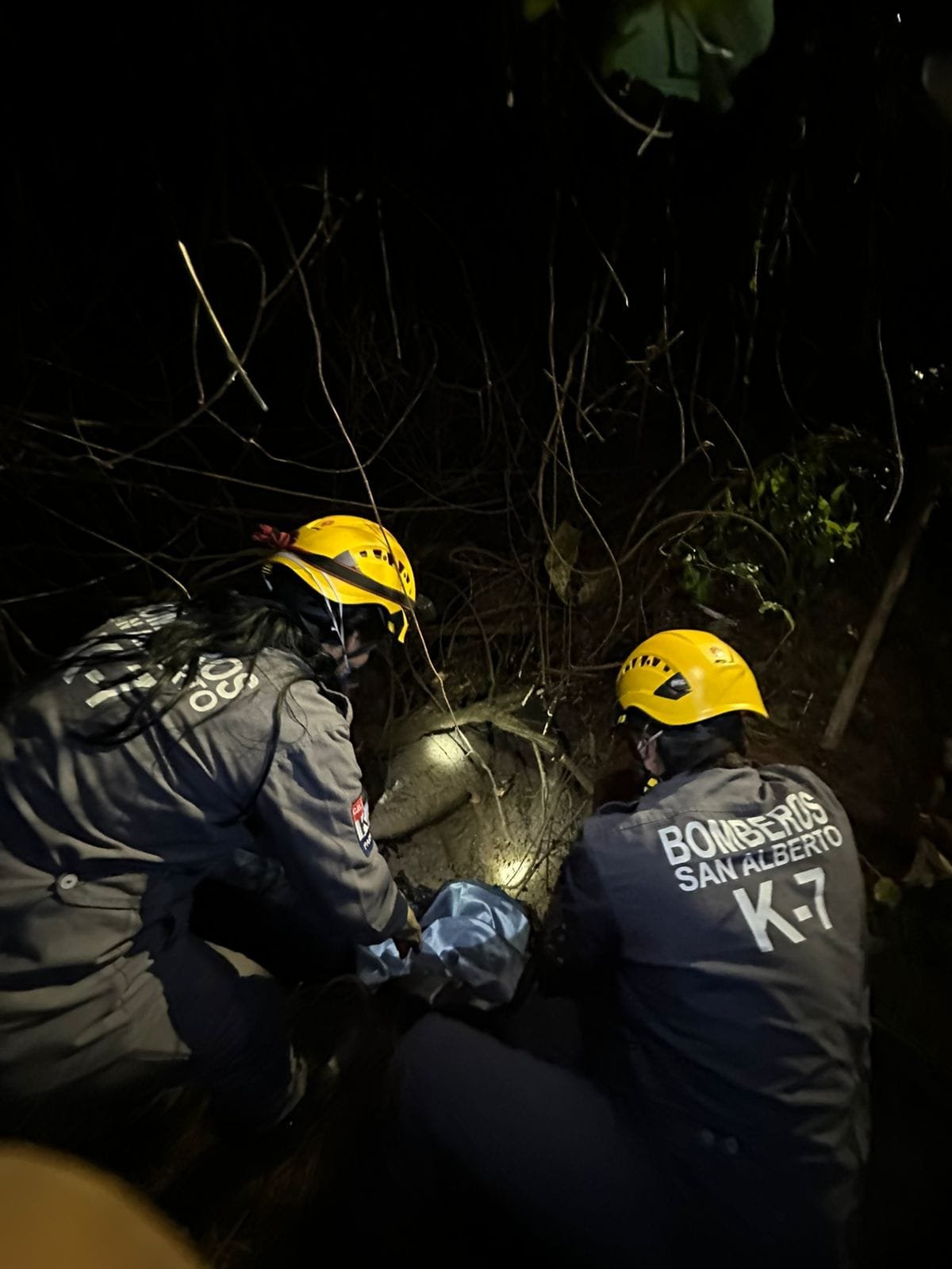 Bombeiros resgatam corpo que pode ser de mulher desaparecida no PY que viria a Santa Helena