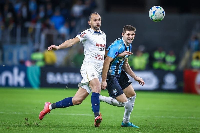 Lei do ex de 40 anos no Grêmio e Inter derrotando Santos de Neymar em plena Vila