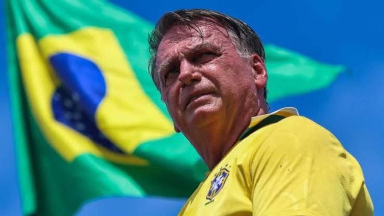 Cutucando o povo com vara curta, Moraes manda  por tornozeleira em Bolsonaro