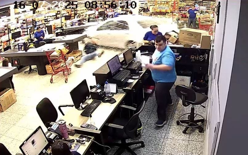 Idoso erra pedaleira do hidramático e invade mercado. Tudo registrado em vídeo