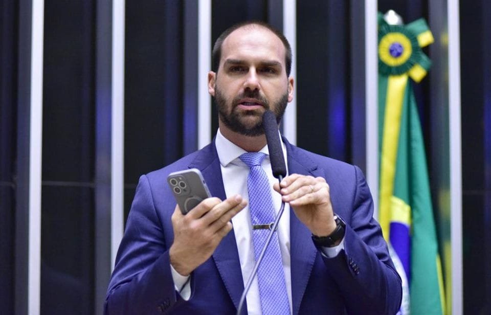 Filho de Bolsonaro exilado nos EUA diz que não vai renunciar a mandato e chama Moraes de “gângster de toga”
