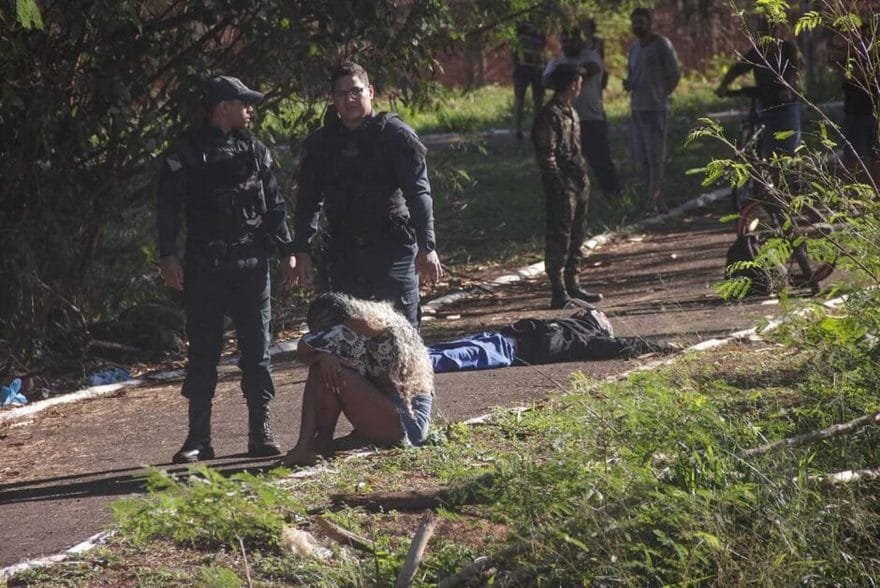 Facção mandou matar jovem porque perdeu revólver. Desespero diante do corpo crivado de balas