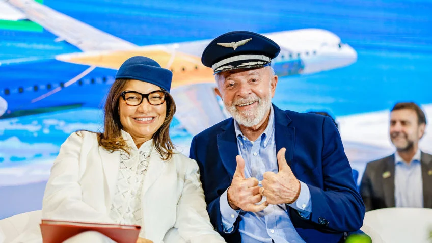 Deu até pra brincar de Janja aeromoça e Lula comandante (Reprodução)