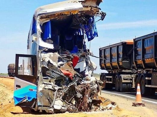 Ônibus de dois andares invade pista, bate em caminhão e deixa saldo de 11 mortos e dezenas de feridos em Lucas do Rio Verde MT