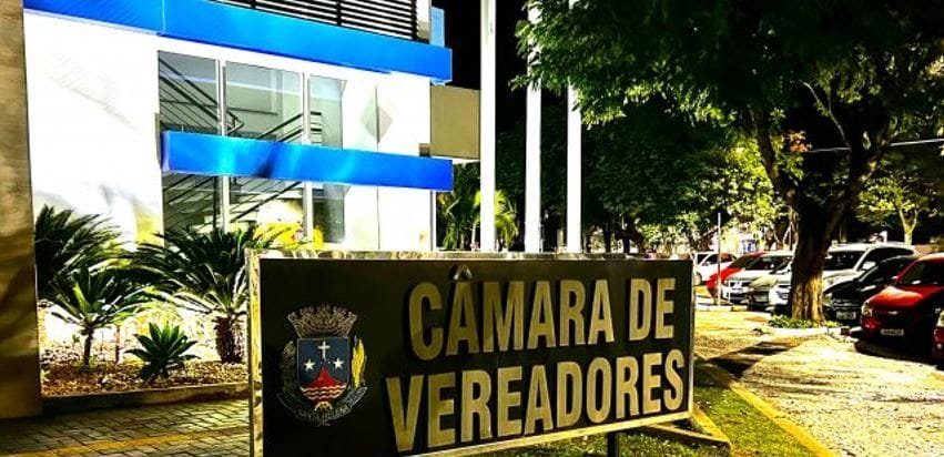 Vereadora de Santa Helena esquece que marido foi prefeito e critica prática que o próprio adotou no mandato