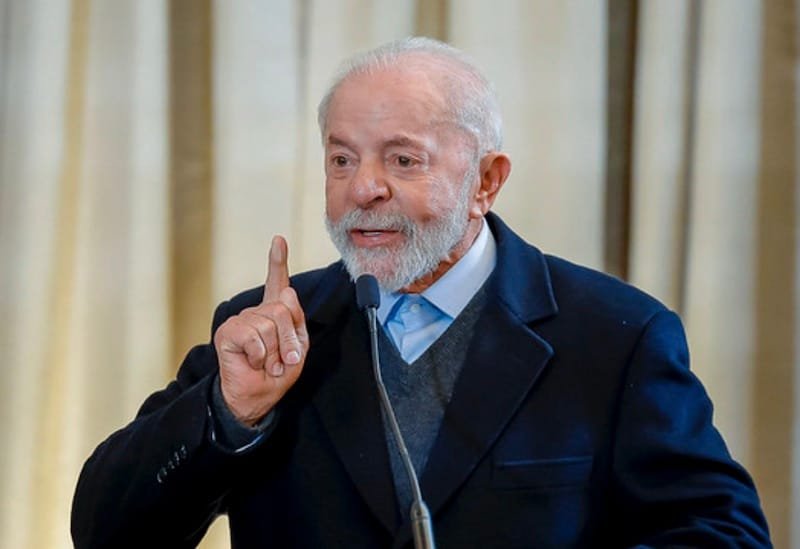 Lula conta com Motta para fazer os Bolsonaro desaparecerem da cena política