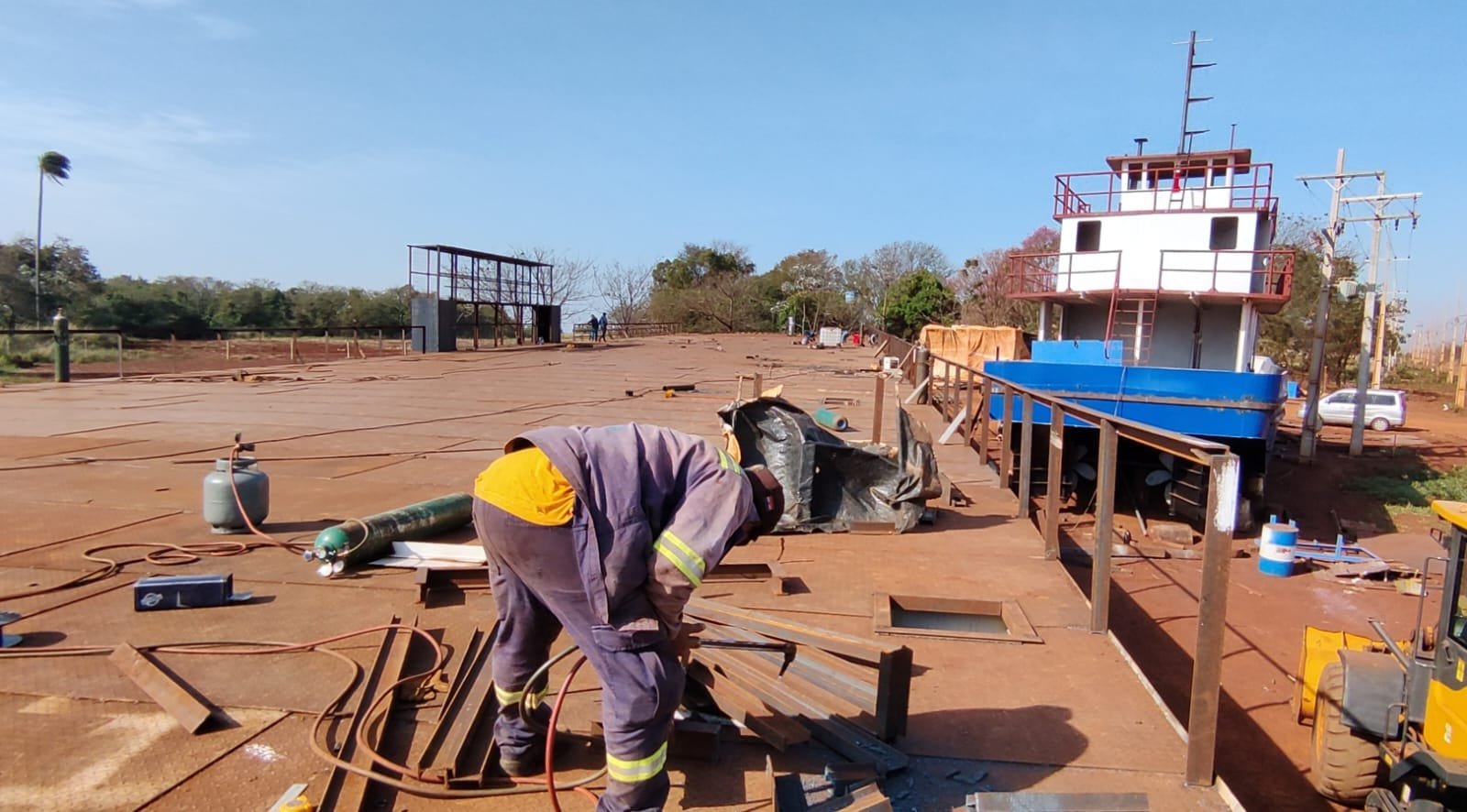 Balsa gigante que irá singrar o Lago de Itaipu está sendo construída no Porto Índio