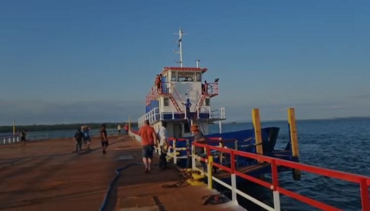 Grande balsa paraguaia já está nas águas do lago e deve começar a operar em breve com o Porto de Santa Helena (vídeo)