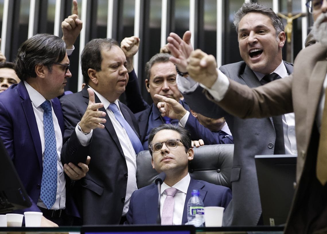 Motta cede pressão da oposição e diz que vai pautar urgência da anistia