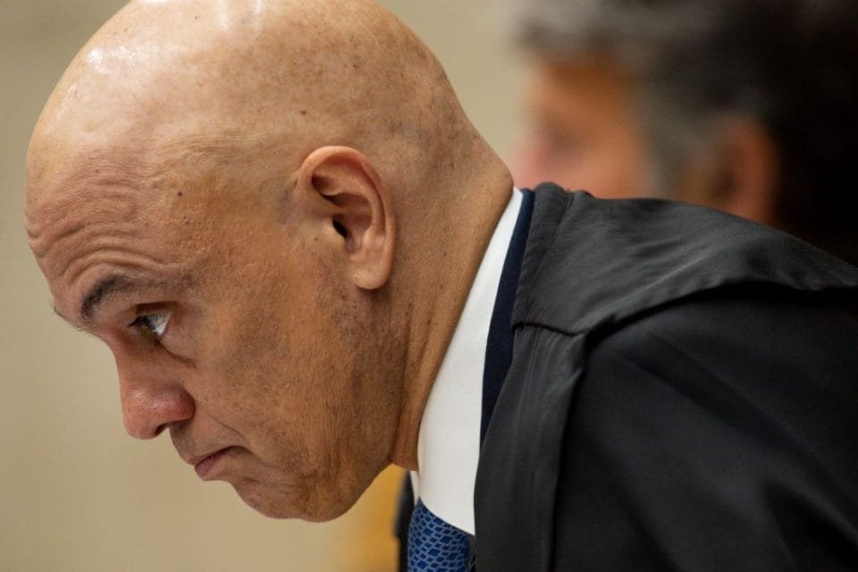 Cerco financeiro se fecha contra Alexandre de Moraes