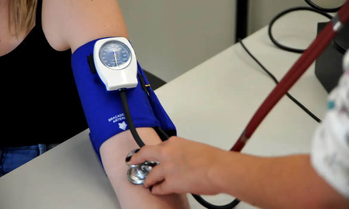 Pressão “12 por 8” não é mais considerada normal… Saiba por que!