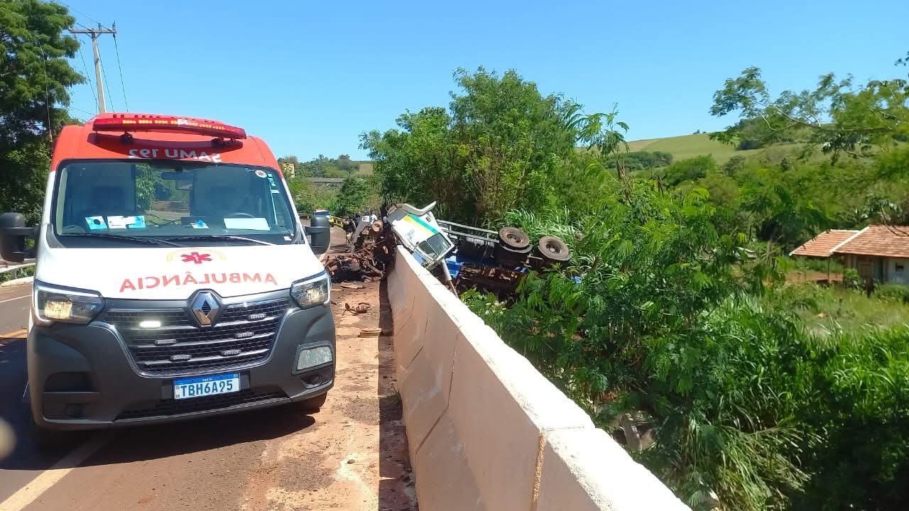 Motorista que transportava concreto morre em acidente na rodovia PR 239