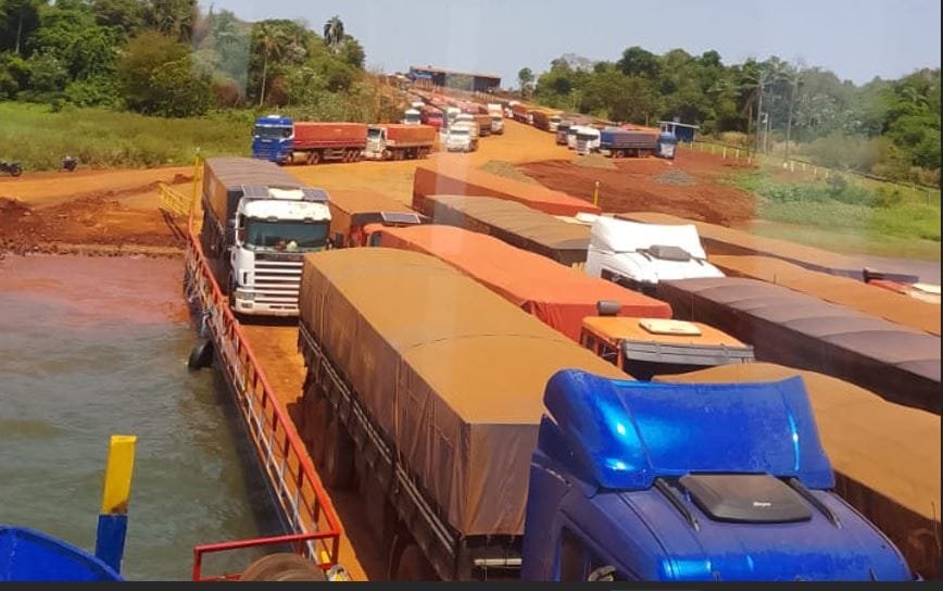 Despacho aduaneiro deve normalizar entre hoje e amanhã no Porto de Santa Helena. Pátio está lotado de caminhões