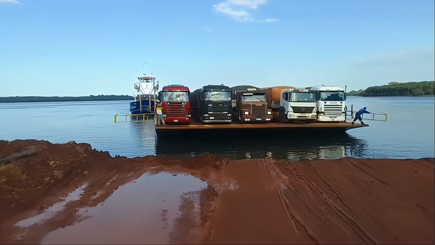 Na espera da inauguração oficial, nova balsa paraguaia está a “full” e já descarregou 20 carretas nesta sexta no Porto de Santa Helena