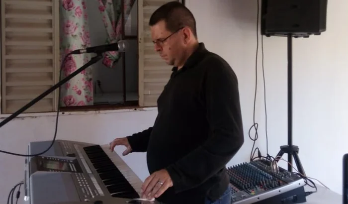 Teclas da esperança: Quando tocar e cantar se transformam em olhar. Ajude na vaquinha online