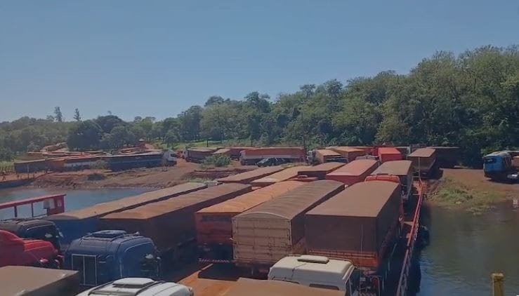 Funcionário do MAPA de férias e Porto de Santa Helena acumula caminhões e balsas (áudio e vídeo)