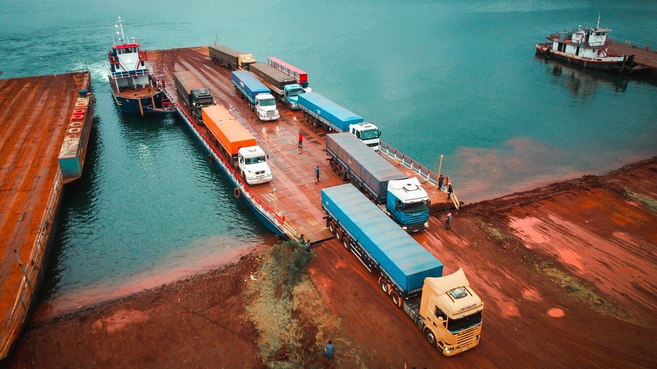 Viagem experimental de nova balsa com 18 carretas chegou ao Porto Internacional de Santa Helena (Vídeo)