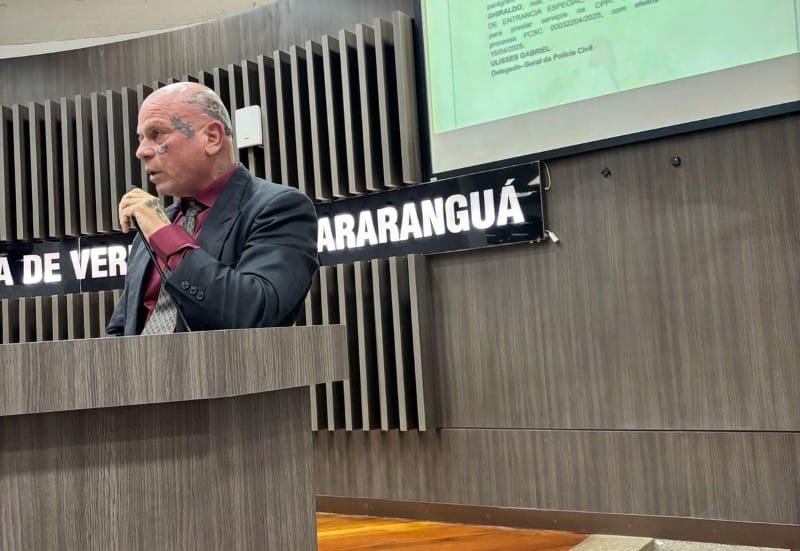 Vereador desafina do trivial e chama atenção de colegas… “Chega de bajulação” (vídeo)