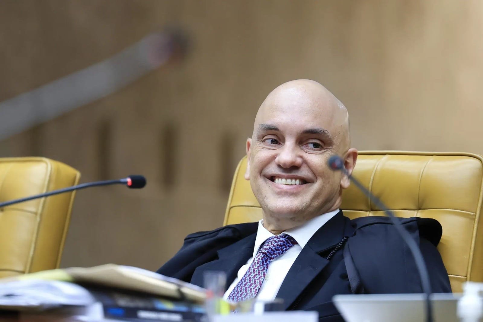 Com medo que Bolsonaro fuja, Moraes nega pedido de liberdade