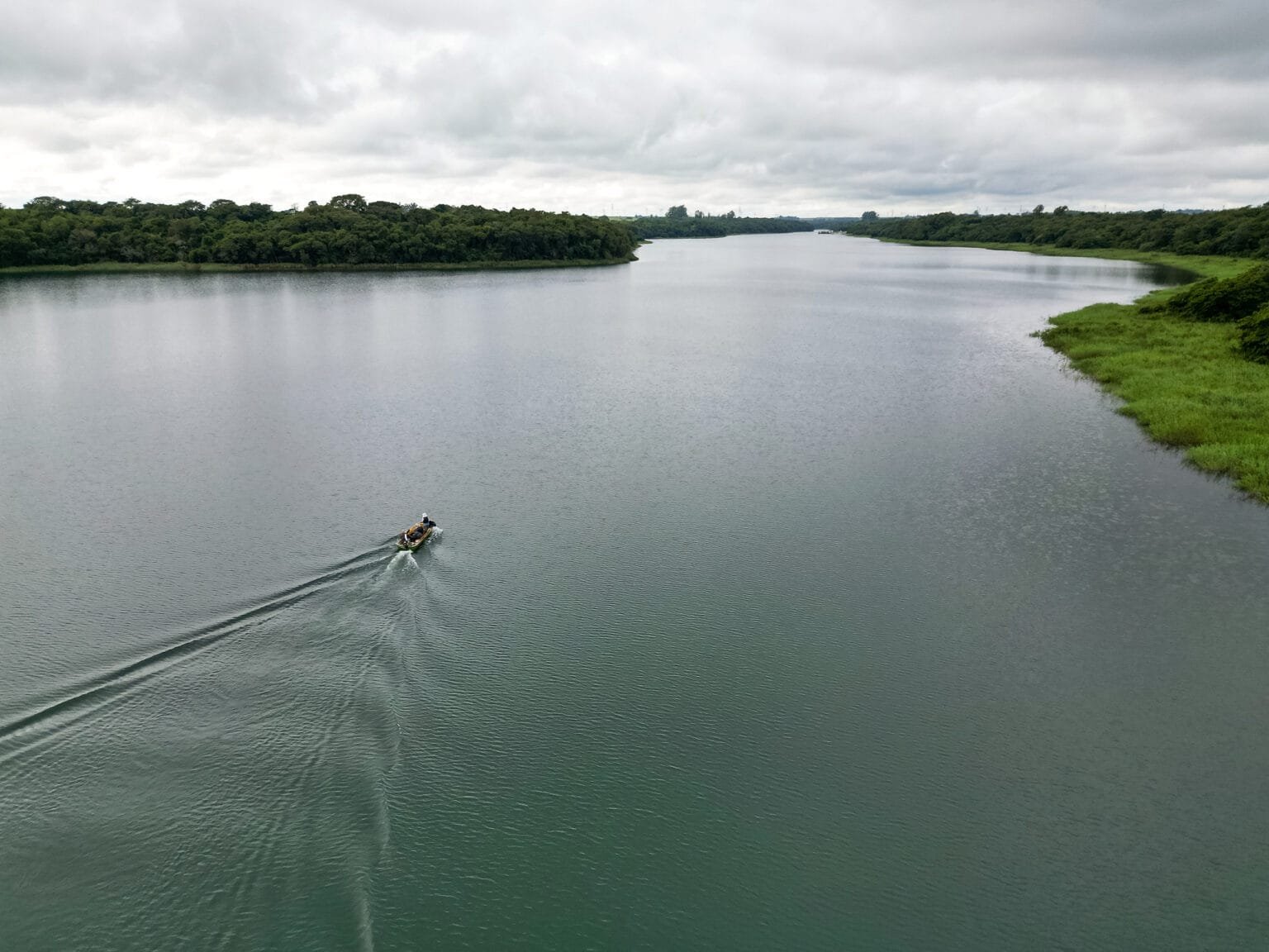 A Itaipu Binacional deu início nesta terça-feira (01) à 12ª segunda campanha de limpeza do lago, iniciativa que faz parte do convênio Linha Ecológica, entre a empresa e o Conselho dos Municípios Lindeiros. Ao todo, serão oito dias de atividades realizadas em conjunto com as 12 colônias, envolvendo um total de 353 pescadores. A expectativa é retirar entre 20 e 30 toneladas de lixo do reservatório, conforme a média das edições anteriores.
