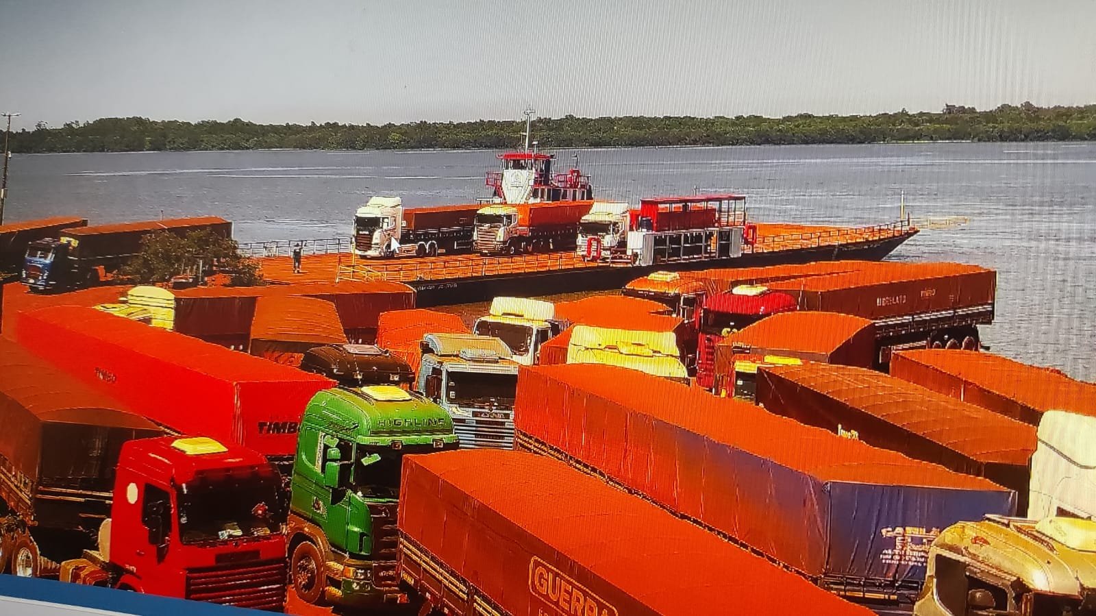 Porto de Santa Helena está abarrotado de caminhões com movimento muito acima do normal