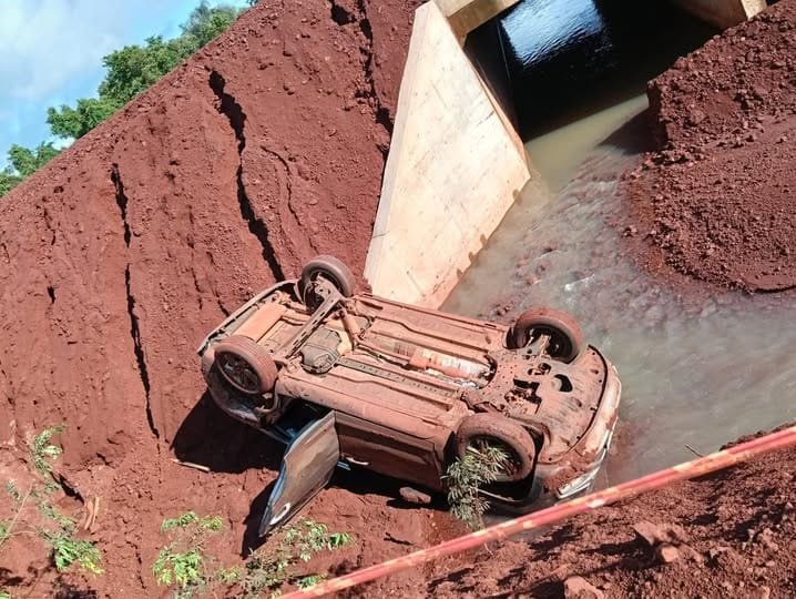 Carro fica com o rodado pra cima depois de cair em barranco entre Mbaracayú e General Diaz no PY