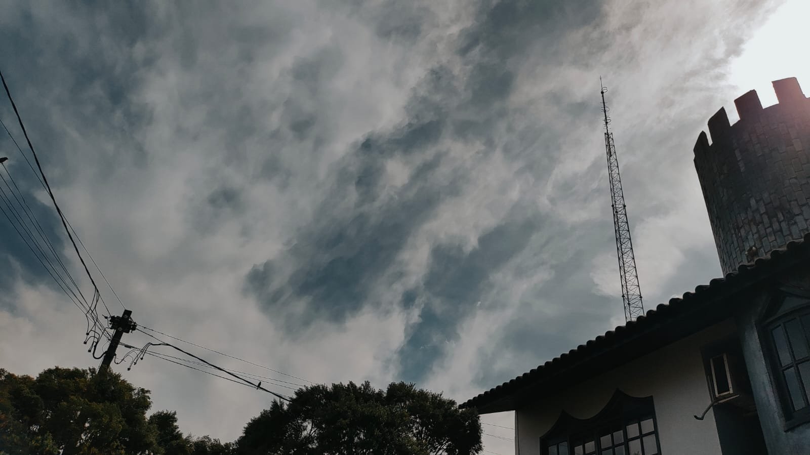 Atenção! Tempestades severas estão previstas, além de ventania, chuvas que podem ultrapassar 50 mm e risco de granizo