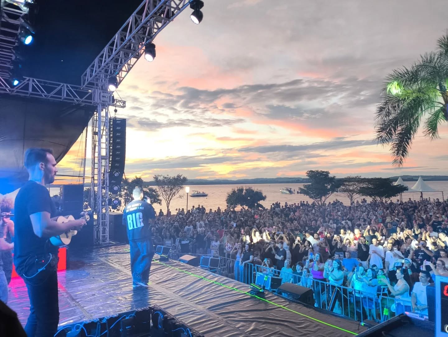 Dilsinho agitou o público no entardecer de Porto Mendes no Ecoturismo