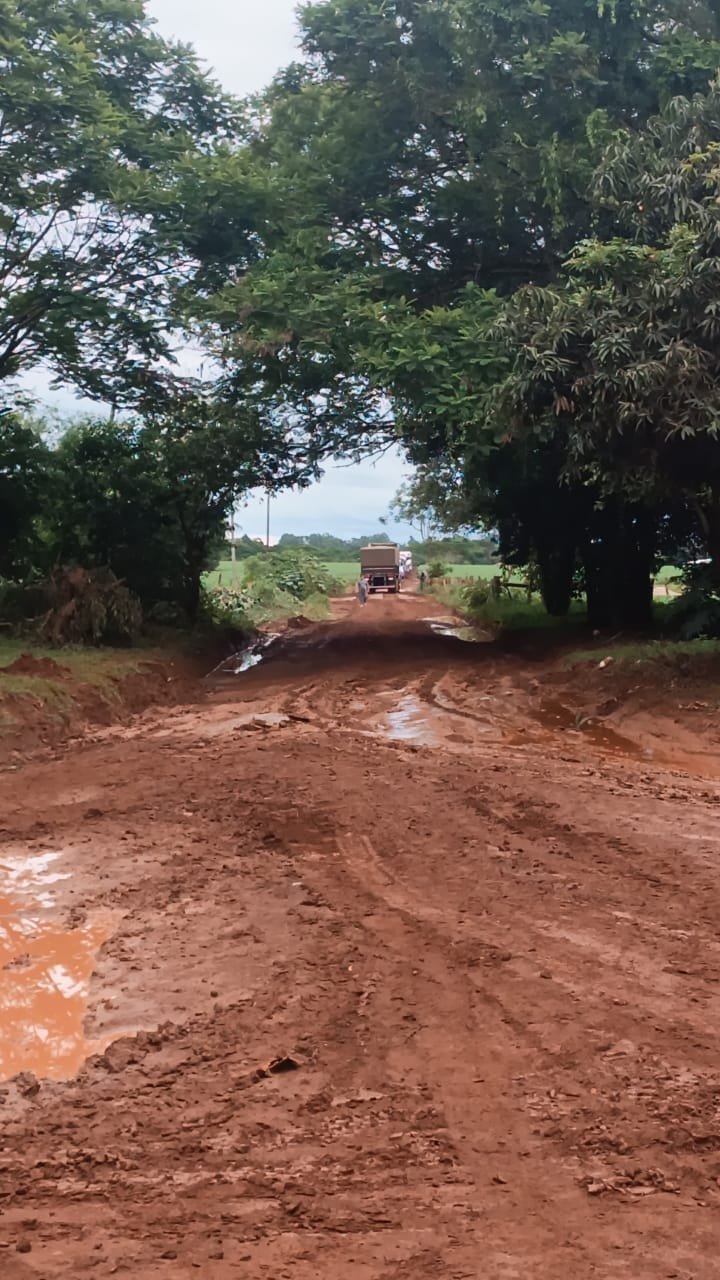 Intransitáveis! Caminhoneiro agradece pessoal que encascalhou estrada ao Porto Índio no PY