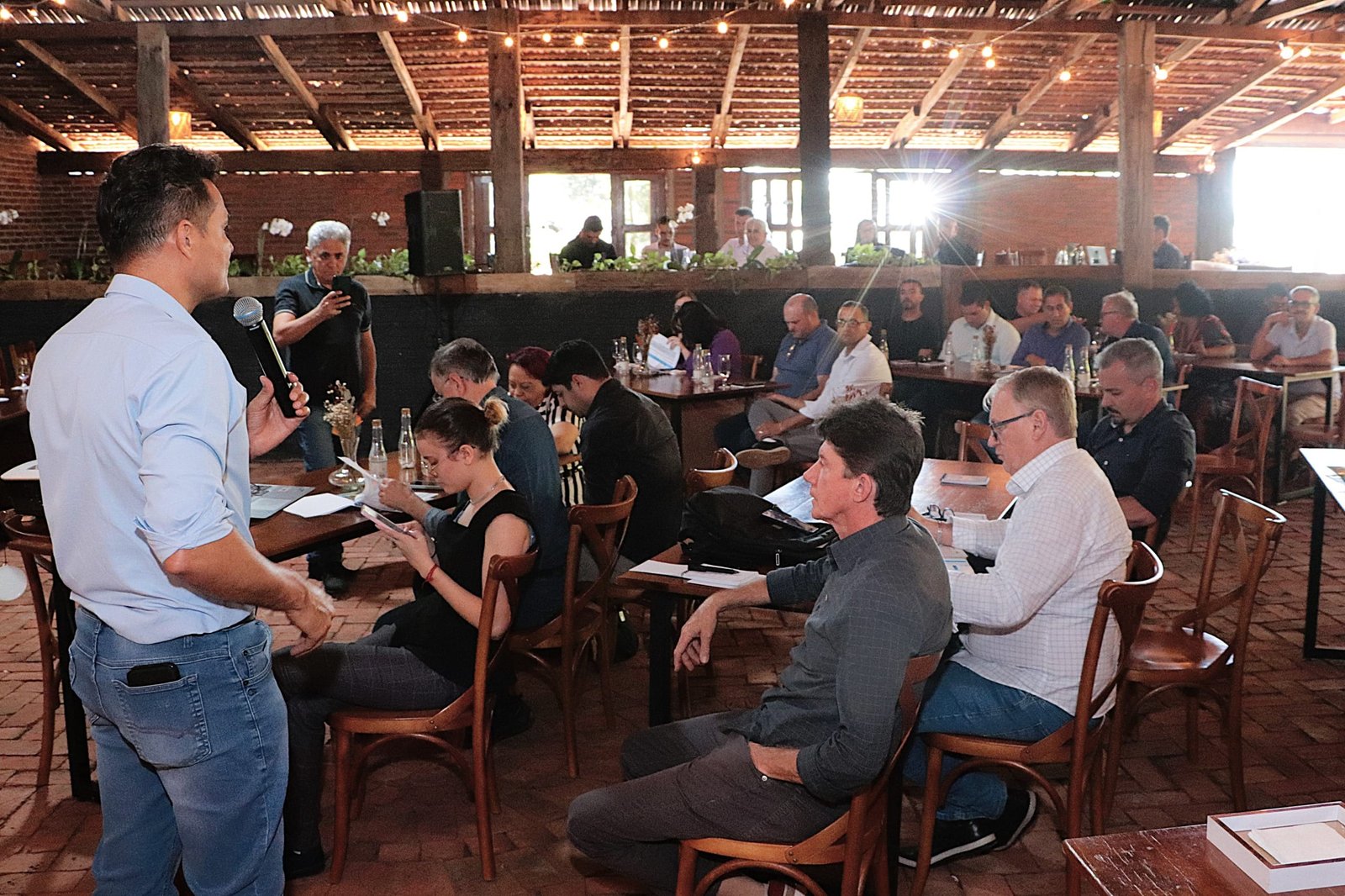 Lindeiros debatem deficiências no fornecimento de energia para a região no último encontro do ano