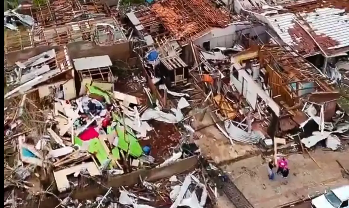 Estado vai dar R$ 50 mil por família para ajuda a cidades atingidas por tornado