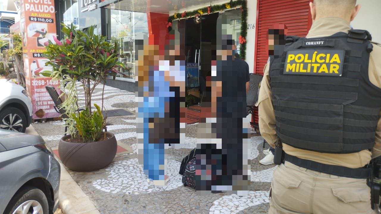 Isso é armação! PM de Santa Helena dá batida, interrompe “consultas” e “venda de óculos” suspeitas neste domingo