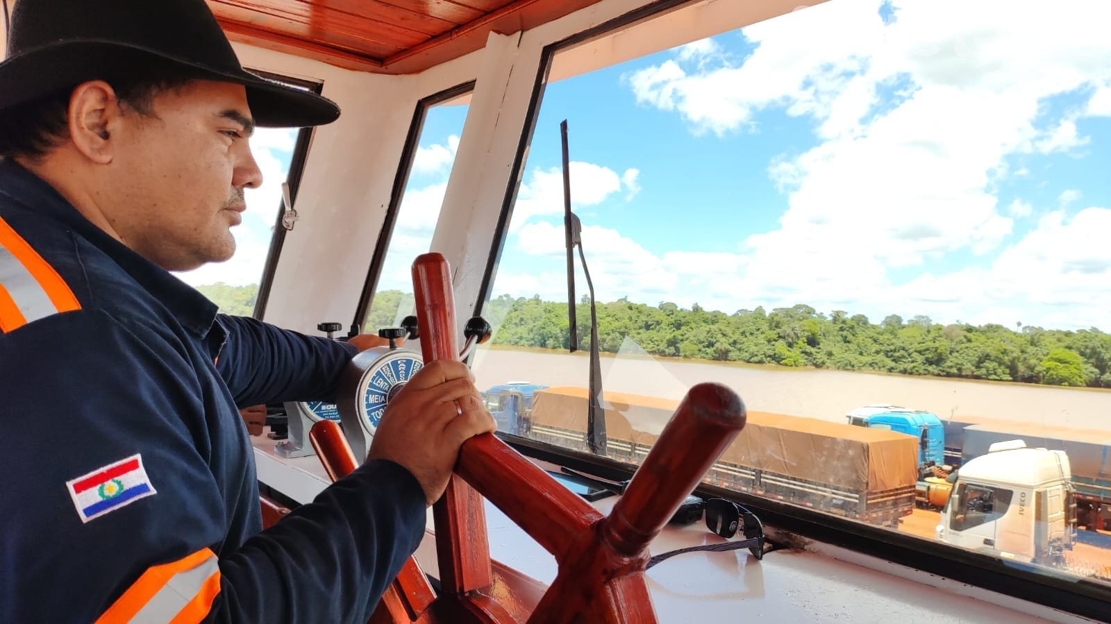 Conheça um pouco do piloto e da maior balsa que navega pelo Lago de Itaipu (vídeo)