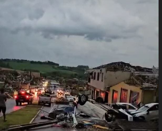 Tornado causa devastação na cidade de Rio Bonito do Iguaçu (vários vídeos de populares)