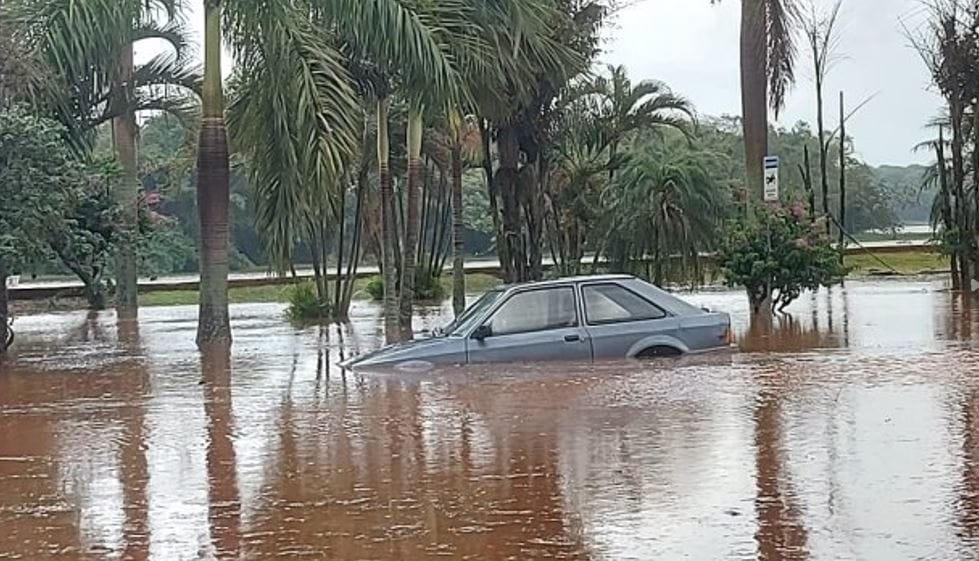Prefeitura mobiliza equipes após forte temporal que atingiu Santa Helena. Entre Rios e outros lugares também sofrem